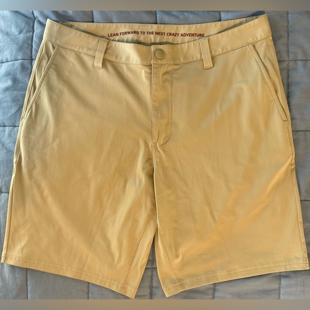 EUC ⚡️ Rhone Men’s Performance Shorts 33 Tan Stretch Golf Athletic Casual